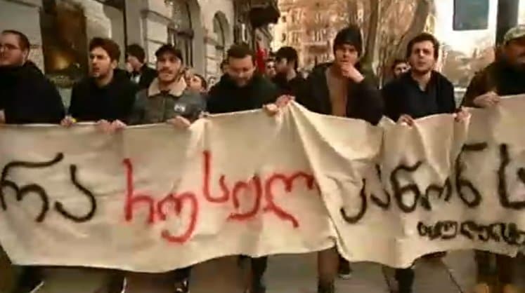 სტუდენტების ნაწილი აქციას მსვლელობით უერთდება