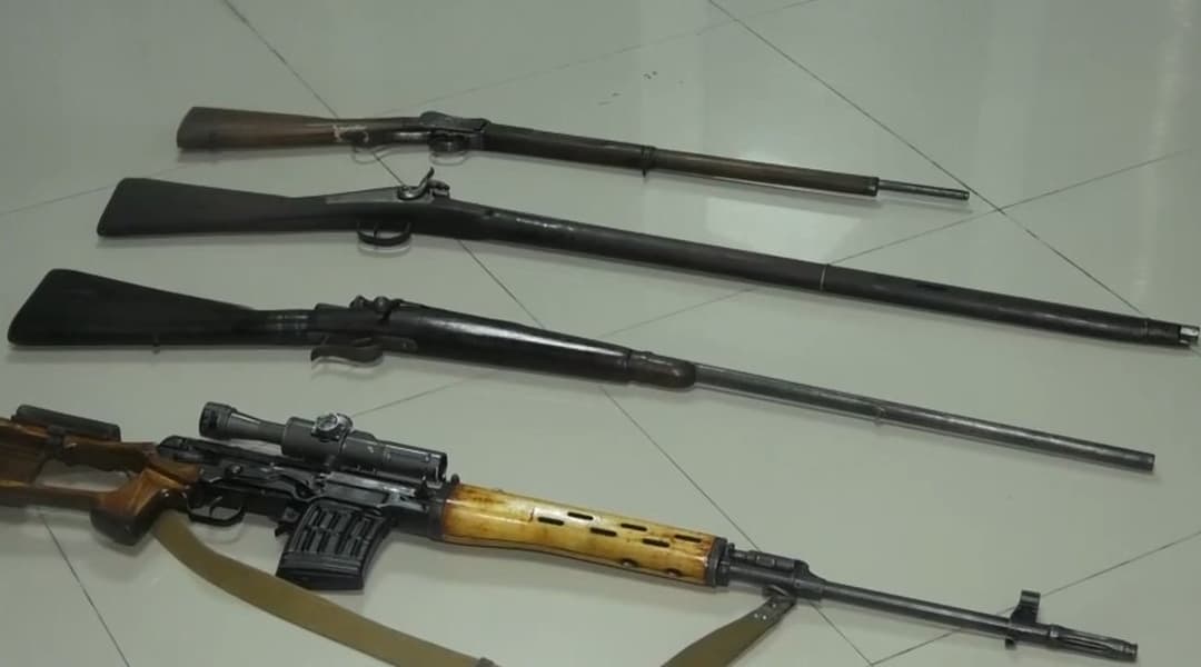 პოლიციამ თბილისსა და რეგიონებში უკანონო ცეცხლსასროლი იარაღი და საბრძოლო მასალა ამოიღო