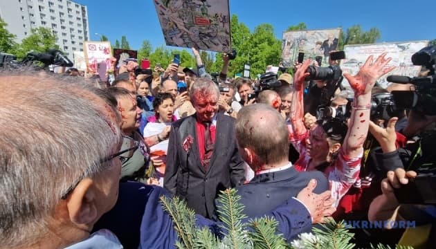 რუსეთის ელჩს ვარშავაში წითელი საღებავი შეასხეს