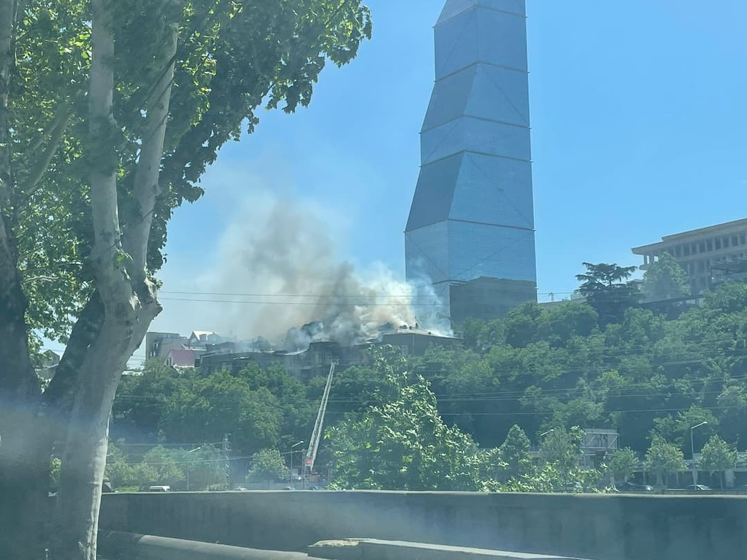 თაბუკაშვილის ქუჩაზე საცხოვრებელი სახლი იწვის