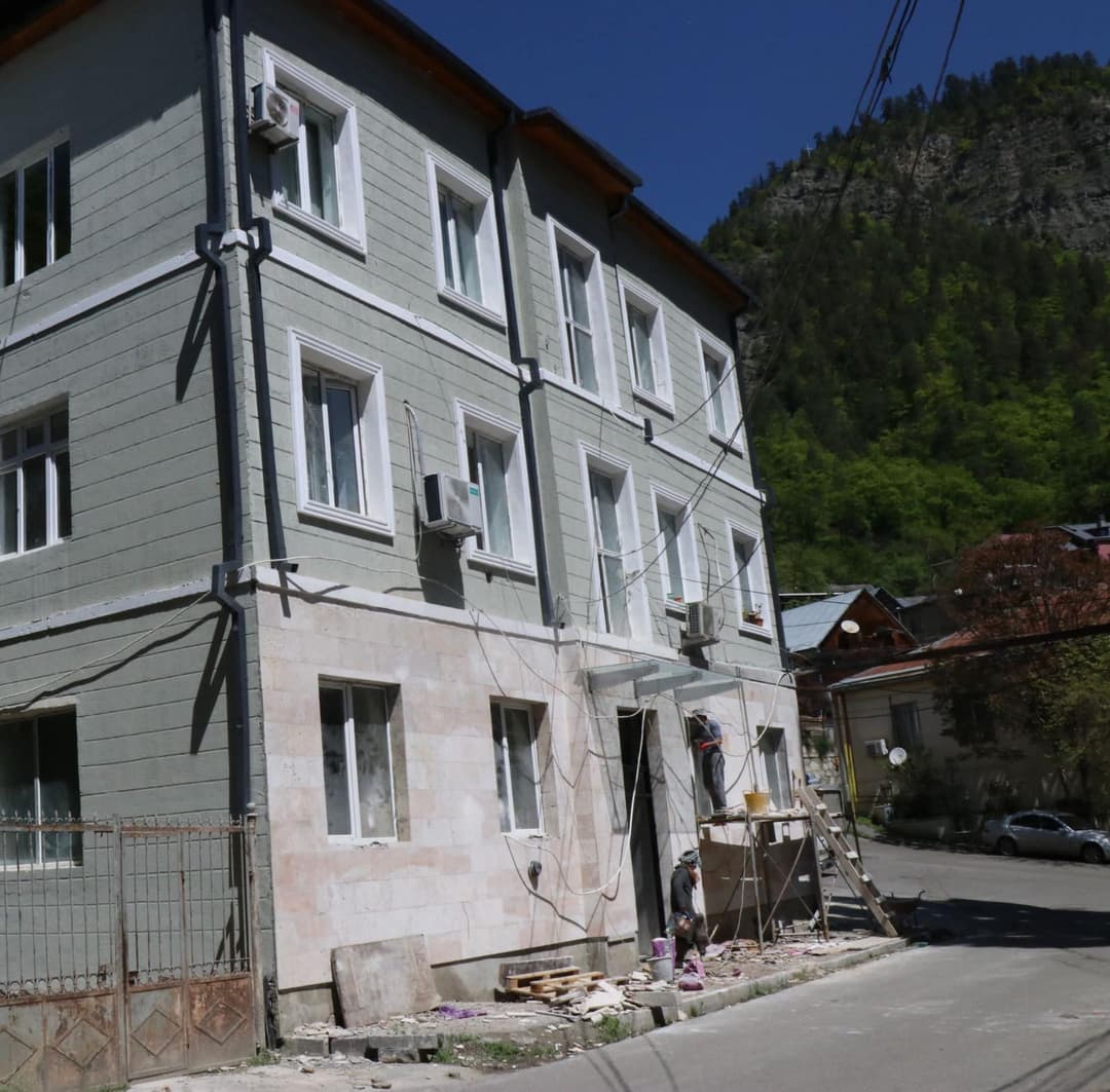 ბორჯომში საბავშვო ბიბლიოთეკის შენობის სარეაბილიტაციო სამუშაოები მიმდინარეობს