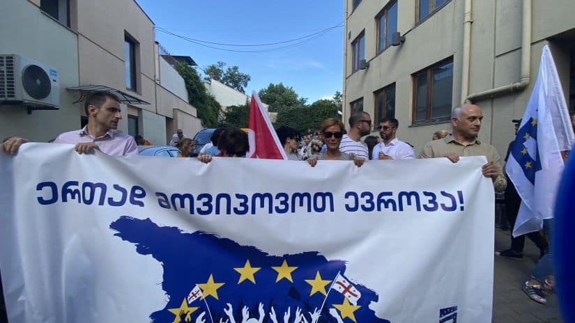 “მთავარი არხიდან” პრეზიდენტის ადმინისტრაციისკენ მსვლელობა იმართება