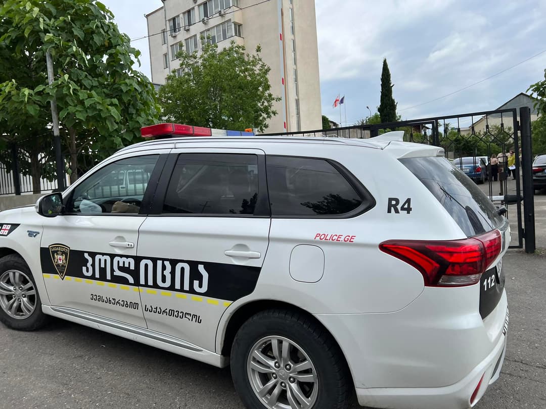 ქუთაისის საქალაქო სასამართლოში გამნაღმველები მუშაობენ