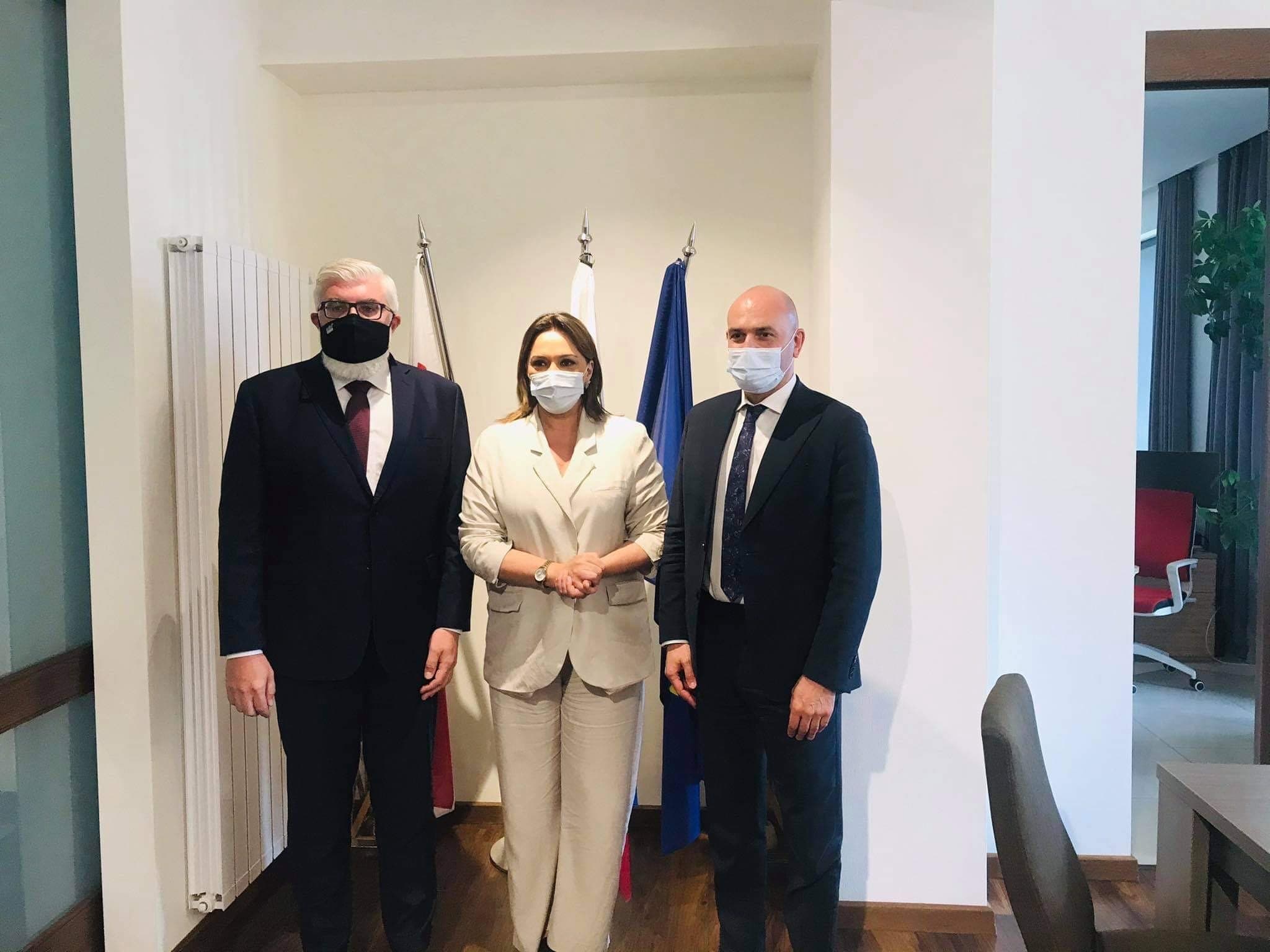 Frontnews image description