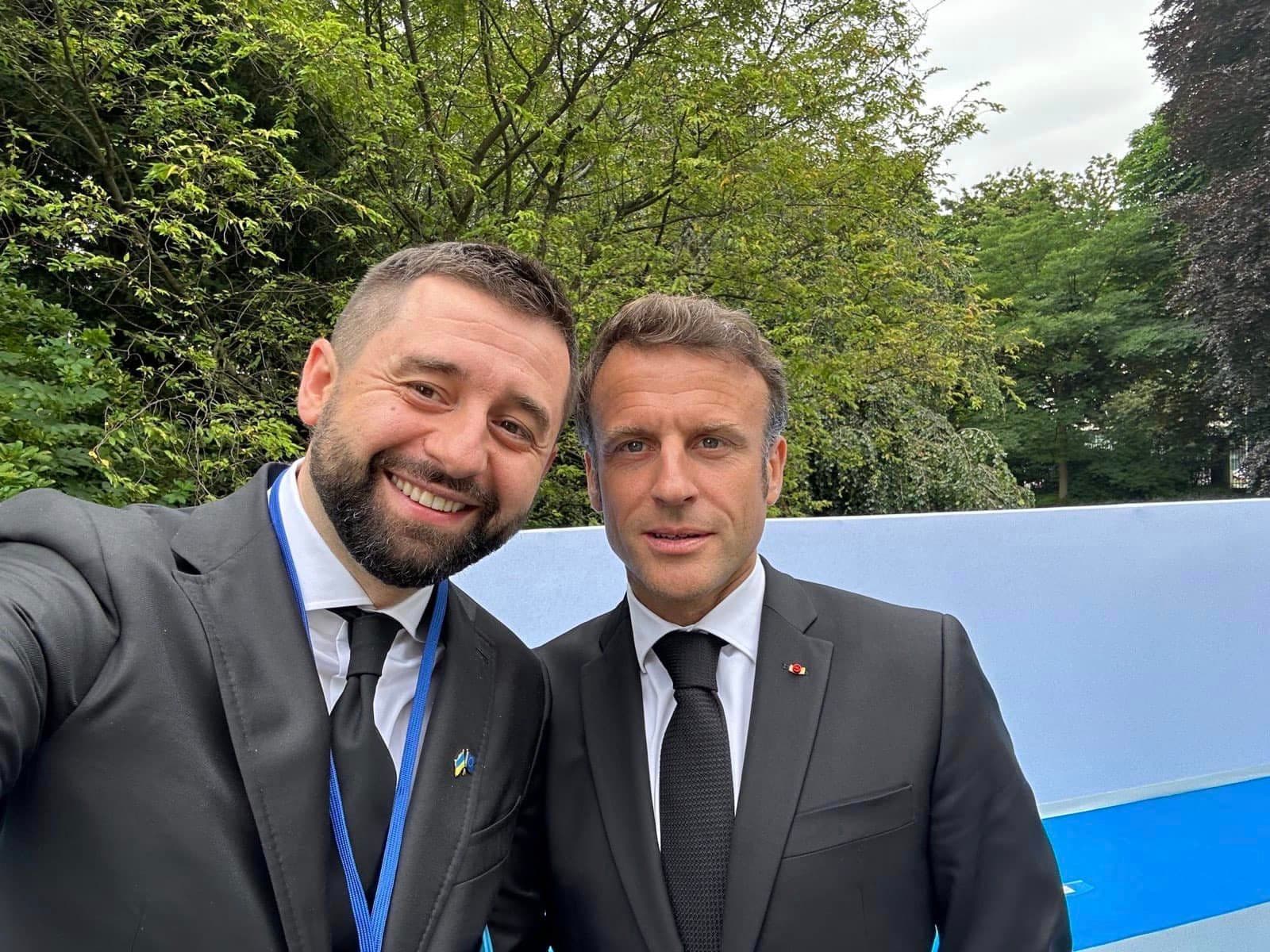 Frontnews image description