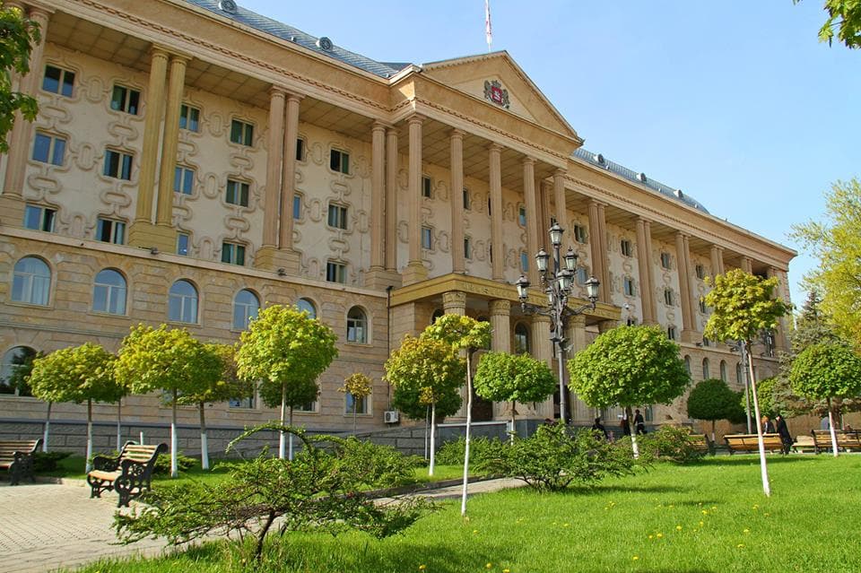 რესპუბლიკური საავადმყოფოს ყოფილ ფინანსურ დირექტორსა და კიდევ ორ დაკავებულს აღკვეთის ღონისძიების სახით პატიმრობა შეეფარდათ