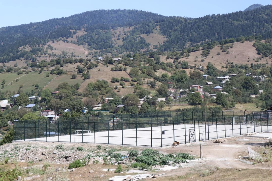 ბორჯომის მუნიციპალიტეტის სოფელ ტაძრისში სპორტული მოედნის მოწყობა დასრულების ეტაპზეა