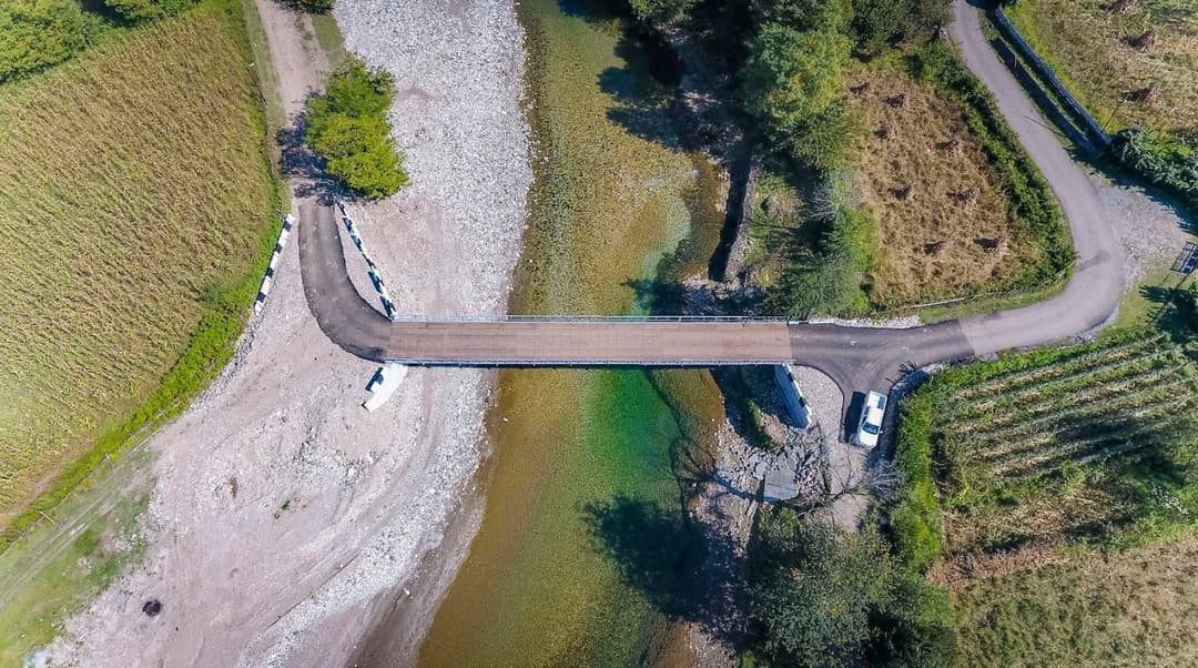 წალენჯიხაში, მაზანდარას უბანში სტიქიის შედეგად დაზიანებული ხიდის ადგილას ახალი ხიდი მოეწყო