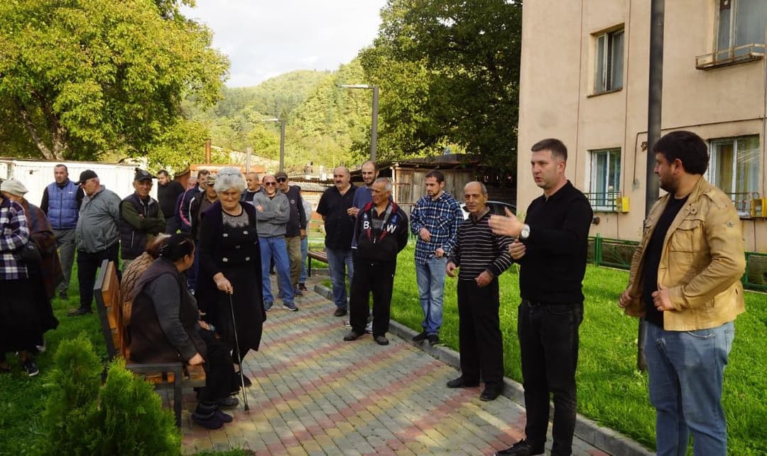 სერგი ხიდეშელი ონში, სააკაძის ქუჩაზე მდებარე მრავალბინიან კორპუსებში მცხოვრებ მოსახლეობას შეხვდა
