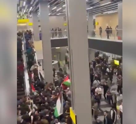 რუსეთში, მახაჩყალის აეროპორტში ადგილობრივები შეიჭრნენ, რომლებიც ისრაელის მოქალაქეებს ეძებდნენ