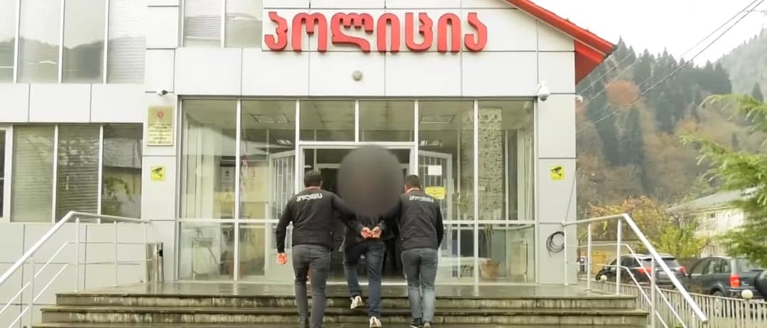 რაჭა-ლეჩხუმისა და ქვემო სვანეთის პოლიციამ ცეცხლსასროლი იარაღი ამოიღო, დაკავებულია ერთი პირი