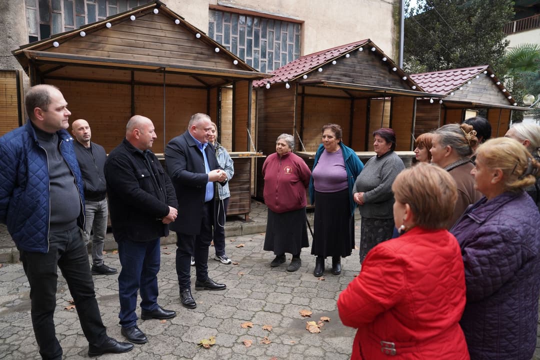 ჭიათურაში, გარე ვაჭრობის მოწესრიგების მიზნით, ქალაქის ცენტრალურ ადგილას თანამედროვე დიზაინის ჯიხურები დაიდგა