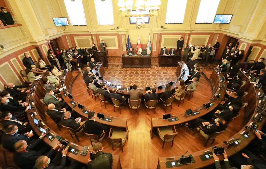 პარტია “საქართველოსთვის“ თბილისის საკრებულოს ფრაქციის წევრებმა პროტესტის ნიშნად დარბაზი დატოვეს