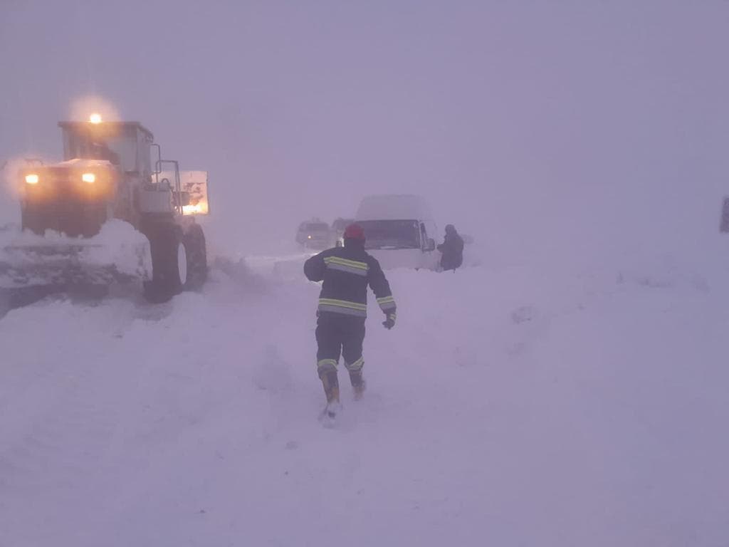 Emergency response frees stranded citizens on Goderdze Pass amid heavy snowfall