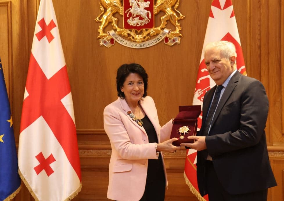 სალომე ზურაბიშვილმა ამირან გამყრელიძე ბრწყინვალების ორდენით დააჯილდოვა