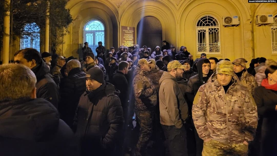 ოკუპირებულ აფხაზეთში, ე.წ. პარლამენტთან ბიჭვინთის აგარაკების რუსეთისთვის გადაცემის საკითხს აპროტესტებენ და აცხადებენ, რომ დაშლას არ აპირებენ