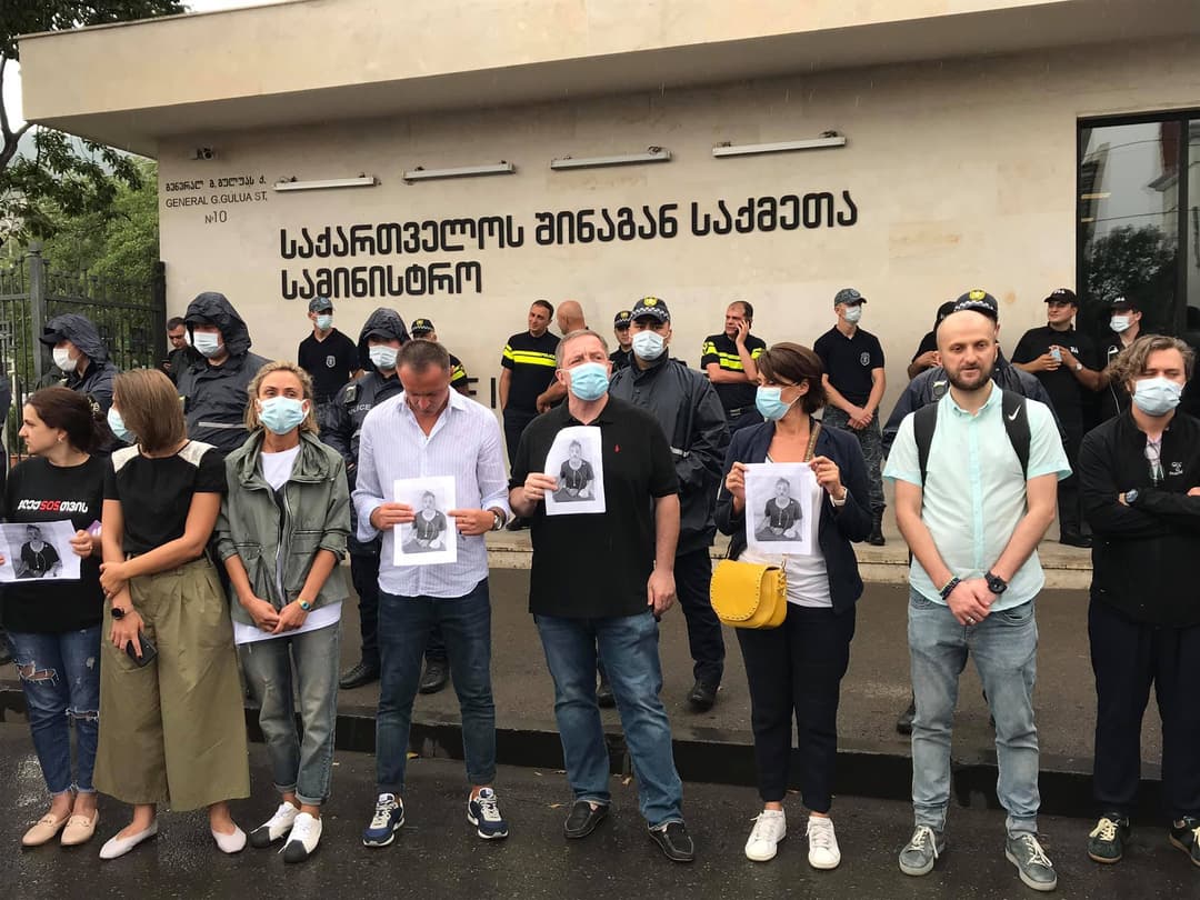 მედიის წარმომადგენლები შსს-სთან აქციას მართავენ