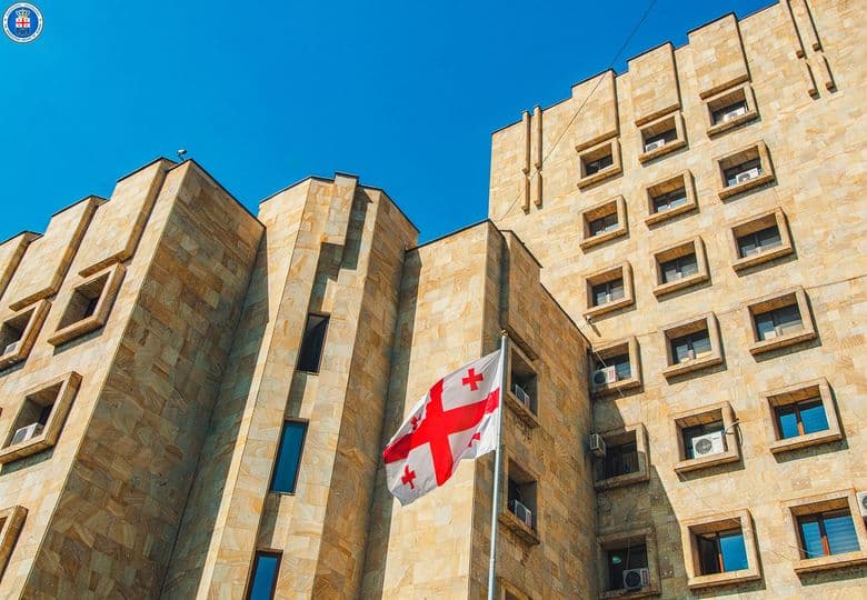 ოჯახური ძალადობის ფაქტზე ტყიბულის მუნიციპალიტეტის მერიის თანამშრომელს ბრალდება წარუდგინეს