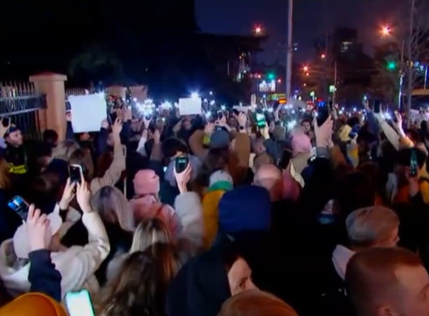 ალექსეი ნავალნის გარდაცვალების გამო თბილისსა და ბათუმში რუსეთის მოქალაქეებმა აქცია გამართეს