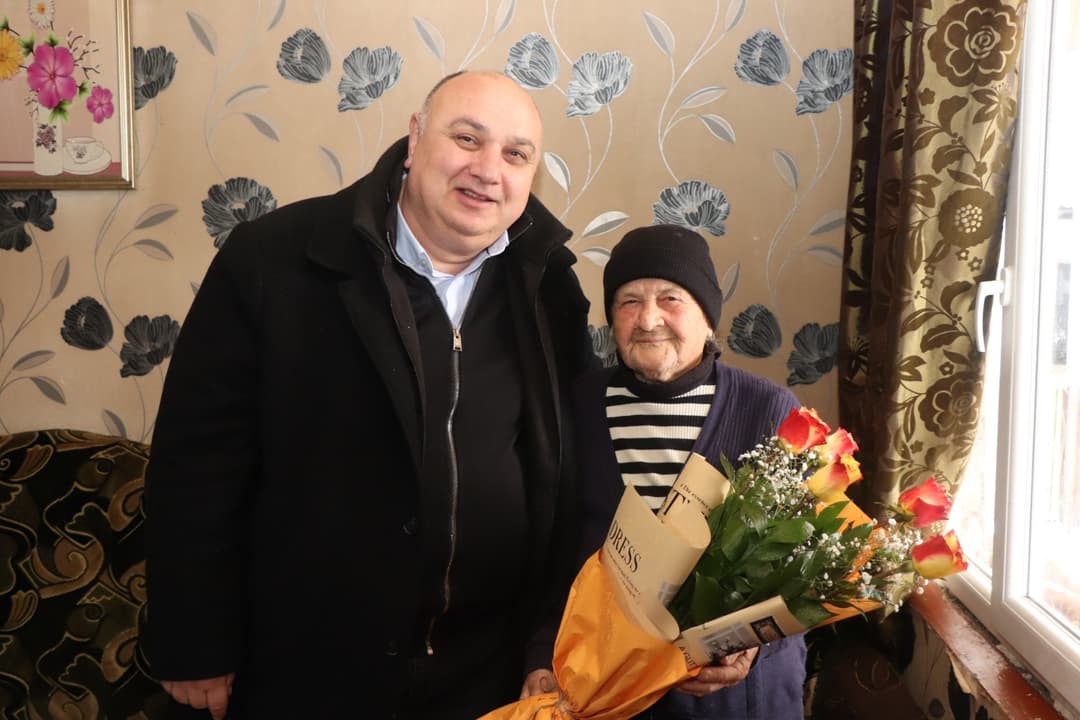 ხობის მერმა მუნიციპალიტეტის უხუცეს ქალბატონებს 8 მარტი მიულოცა