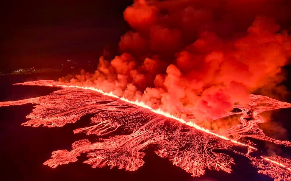 ისლანდიაში ვულკანი ამოიფრქვა