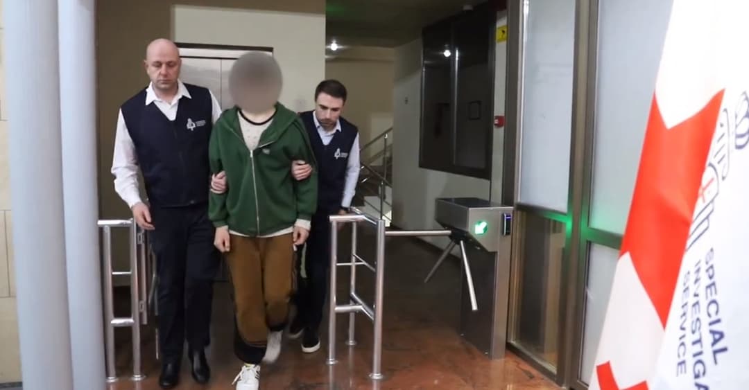 პირადი ცხოვრების საიდუმლოს ხელყოფისა და სექსუალური ქმედების იძულების ფაქტზე არასრულწლოვანი დააკავეს