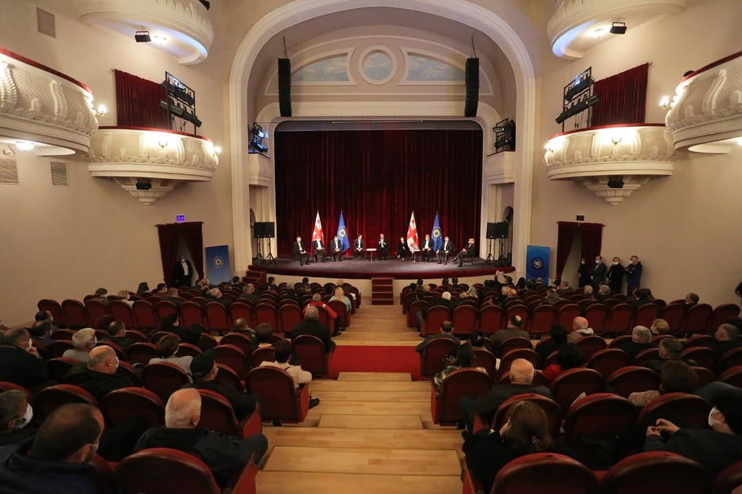 “ქართული ოცნების” ლიდერები ოზურგეთში, მერობის კანდიდატს და საარჩევნო შტაბების ხელმძღვანელებს შეხვდნენ