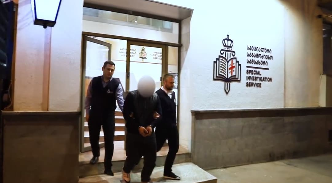 მეუღლეზე ძალადობის და მუქარის ფაქტზე სამართალდამცავი დააკავეს