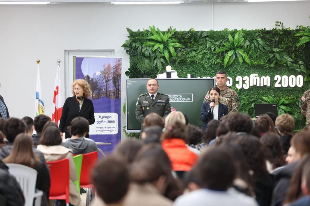 სამხედრო მოსამსახურეები სკოლის მოსწავლეებს შეხვდნენ
