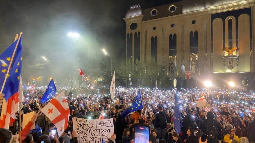 აქცია პარლამენტთან 12:00 საათიდან განახლდება