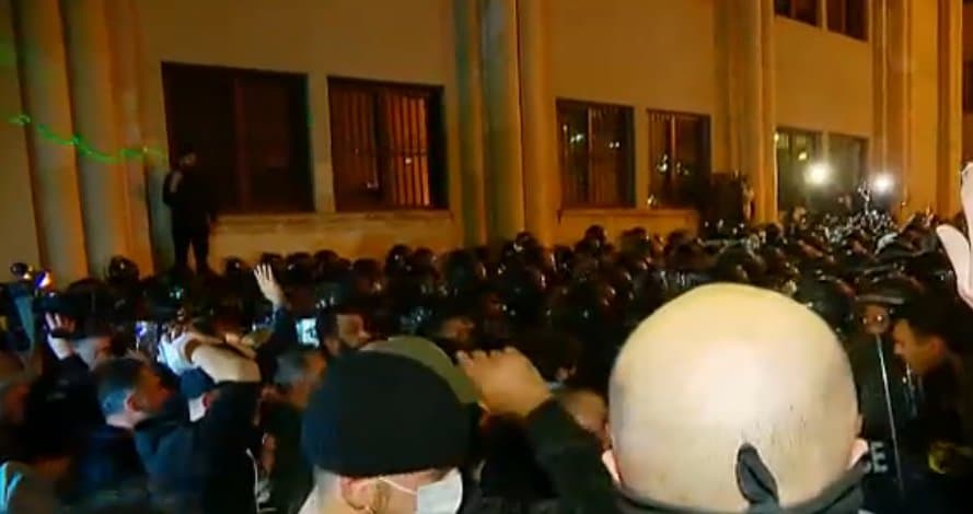 პარლამენტთან გამაფრთხილებელი სიგნალი ჩაირთო