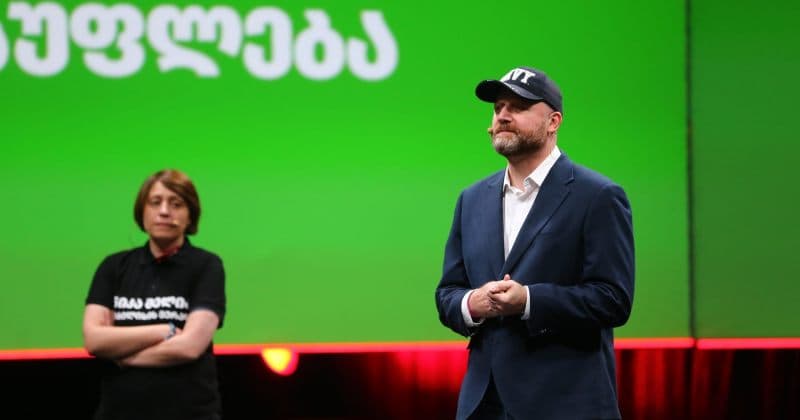 “გირჩი – მეტი თავისუფლება” და “დროა” საჯარო მოხელეებს მიმართავენ