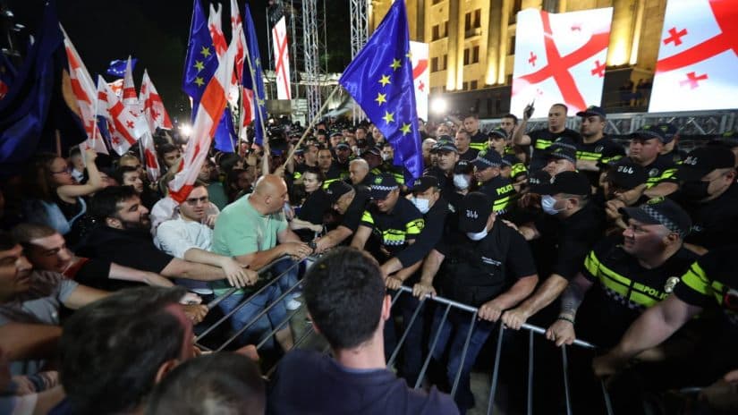 პარლამენტთან ვითარება დაძაბულია