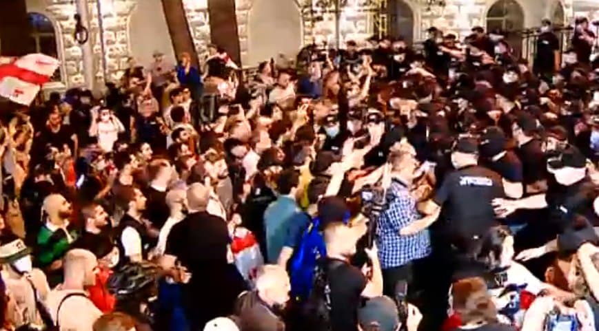 პარლამენტთან, ჩიტაძის ქუჩაზე ვითარება უკიდურესად დაიძაბა