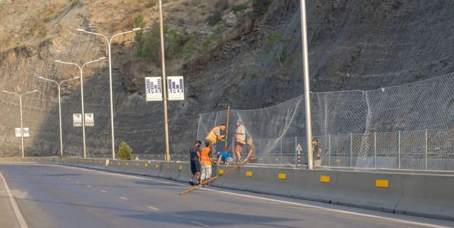 ჭაბუა ამირეჯიბის გზატკეცილზე მიწის მასის ჩამოშლის გამო მოძრაობა შეიზღუდება