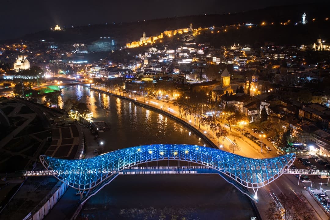 თბილისის ანძა და “მშვიდობის ხიდი” ევროკავშირის დროშის ფერებში განათდა