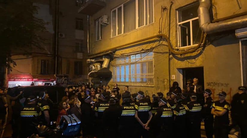 უჩა აბაშიძის სახლში პოლიციაა შესული, ადგილზე მოქალაქეები არიან შეკრებილი