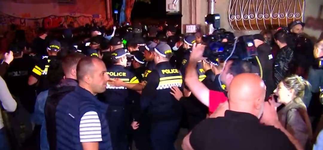 პოლიციელებმა ბლოგერი უჩა აბაშიძე დააკავეს