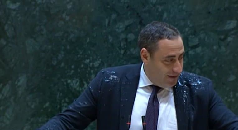 ირმა ზავრადაშვილმა გიორგი ვაშაძეს წყალი შეასხა