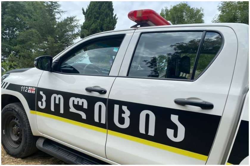 განზრახ მკვლელობის მცდელობისა და მუქარის ბრალდებით 2 პირი დააკავეს