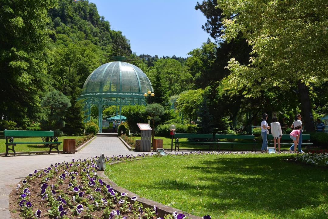 სარეაბილიტაციო სამუშაოების მიმდინარეობის პარალელურად, ბორჯომის ცენტრალური პარკი სრული დატვირთვით იფუნქციონირებს