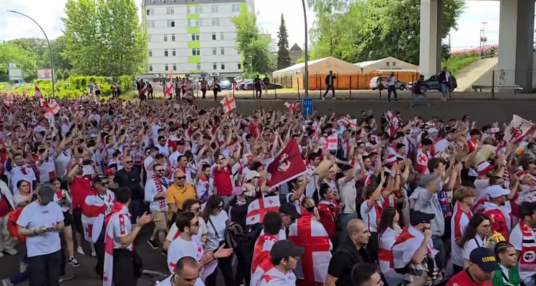 ქართველი გულშემატკივრები ჰამბურგის ქუჩებში მსვლელობას მართავენ