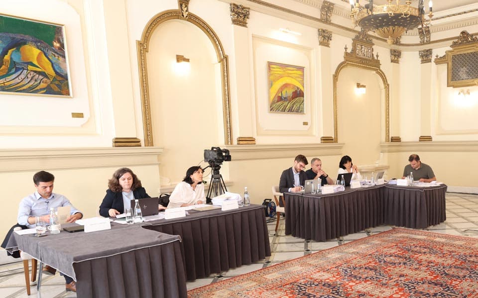 კომისიამ იუსტიციის უმაღლესი საბჭოს არამოსამართლე წევრად დანიშვნის მიზნით რეკომენდაცია გიორგი ბურჯანაძეს და კახა წიქარიშვილს გაუწია