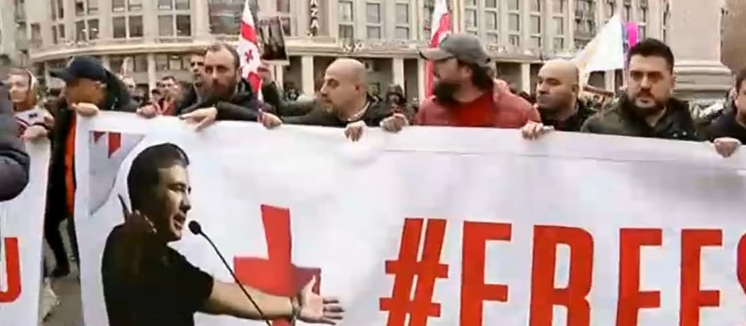 აქციის მონაწილეები მსვლელობით “ქართული ოცნების” ოფისთან მივიდნენ