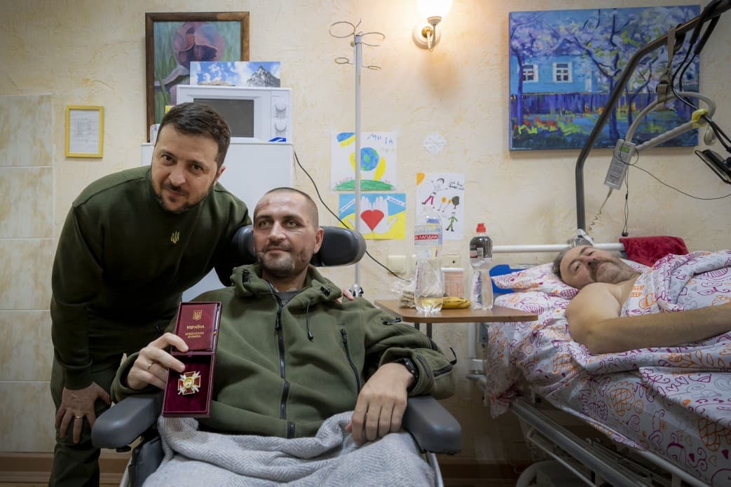 ზელენსკიმ კიევის ერთ-ერთ საავადმყოფოში დაჭრილი სამხედროები მოინახულა და დააჯილდოვა