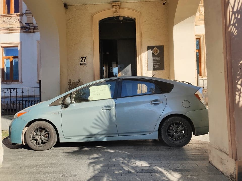 “გირჩი – მეტი თავისუფლების” მიერ ქვეყნის 6 ქალაქში სუს-ის ოფისები ბლოკირებულია