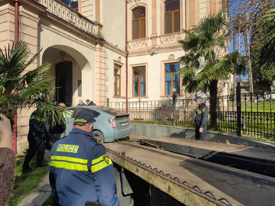 6 ქალაქში “გირჩის” წევრების მიერ ბლოკირებული სუს-ის შესასვლელები ევაკუატორებით გაათავისუფლეს