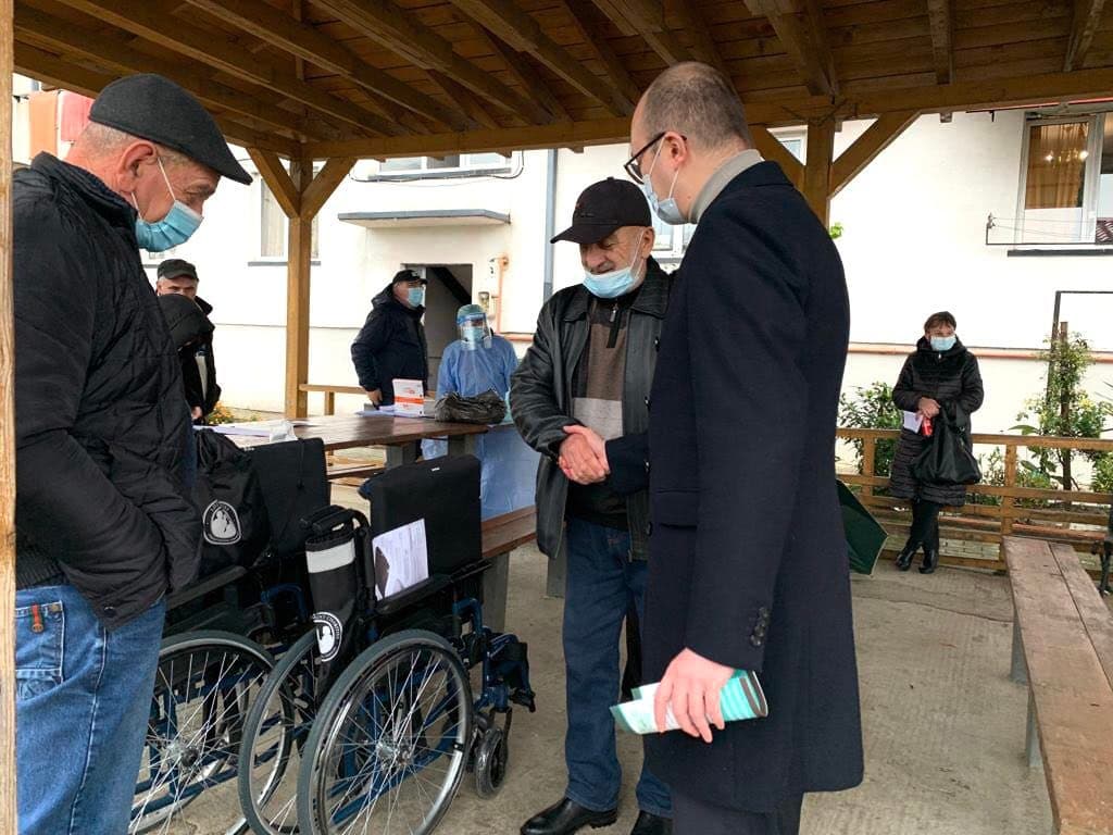 ზუგდიდსა და თბილისში მცხოვრებ აფხაზეთიდან დევნილ შშმ პირებს ეტლები გადაეცათ