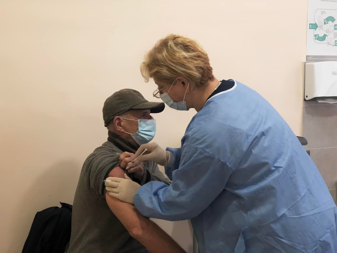 ლევან ჩაკვეტაძე კამპანიის – “ავიცრათ ერთმანეთისთვის“ ფარგლებში, ქუთაისში დევნილთა ვაქცინაციის პროცესს გაეცნო