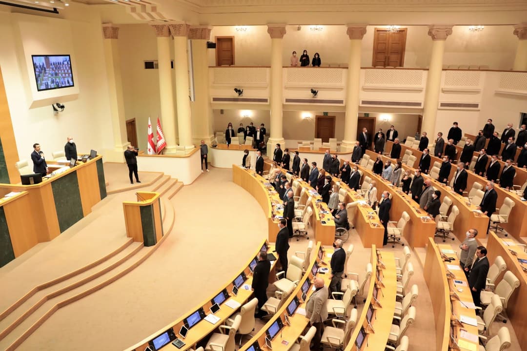 საპარლამენტო ოპოზიცია – მოვითხოვთ, უმრავლესობამ შეაჩეროს დაჩქარებული წესით საკანონმდებლო ინიციატივის განხილვა